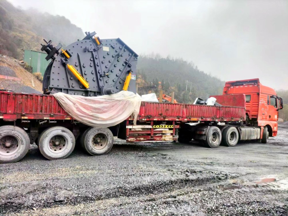 反击式破碎机发货至江西德兴