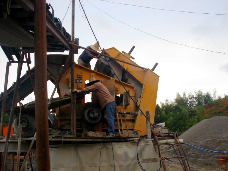 反击式破碎机定期维护